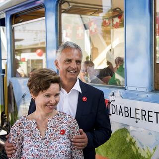Didier Burkhalter et son épouse mardi 01.08. à Aigle (VD). [Keystone - Jean-Christophe Bott]