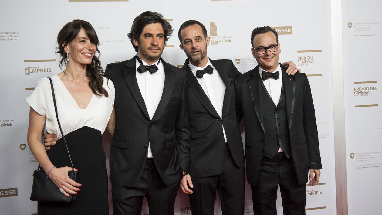 Le réalisateur de "Ma vie de Courgette", Claude Barras, entouré des producteurs, lors de la remise du Prix du meilleur film de fiction à la Nuit du cinéma suisse. [Martial Trezzini]