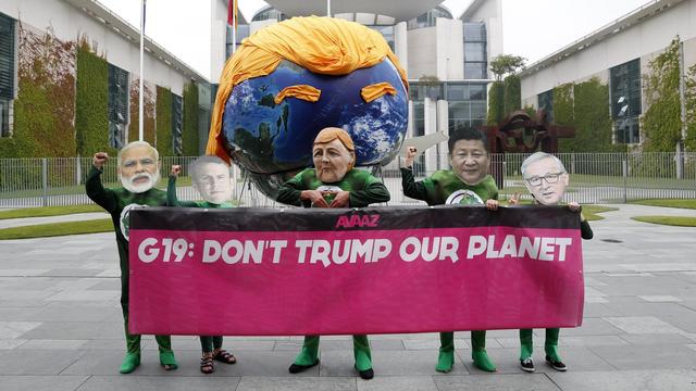 Manif contre la position de Donald Trump sur le climat, Berlin, 29.07.2017. [EPA/Keystone - Felipe Trueba]