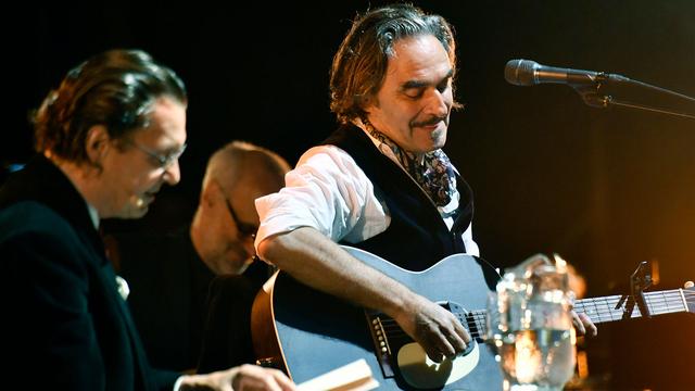 Stephan Eicher (à droite) et l'écrivain Martin Suter lors d'un concert à Zurich le 8 juillet 2017. [Keystone - Walter Bieri]