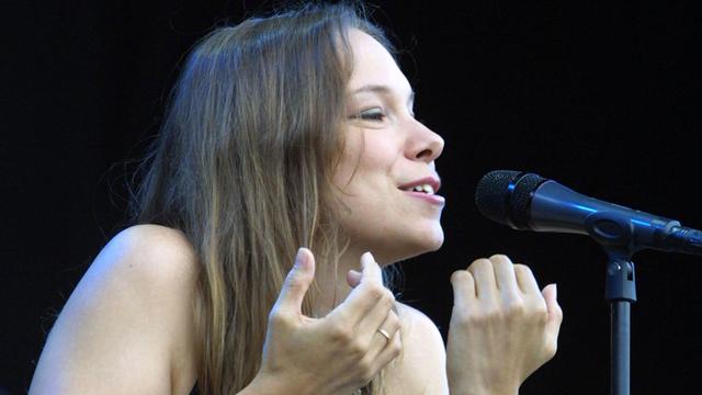 La Québécoise Lhasa le 24 juillet 2004 sur la scène du Festival des Vieilles Charrues à Carhaix, lors la 13e édition du festival. [AFP - Fred Tanneau]