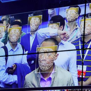 La Chine met sur pied le plus gigantesque réseau de caméras de surveillance, dont une partie contiennent des logiciels de reconnaissance faciale. [Reuters - Bobby Yip]