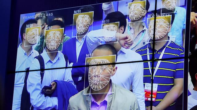 La Chine met sur pied le plus gigantesque réseau de caméras de surveillance, dont une partie contiennent des logiciels de reconnaissance faciale. [Reuters - Bobby Yip]