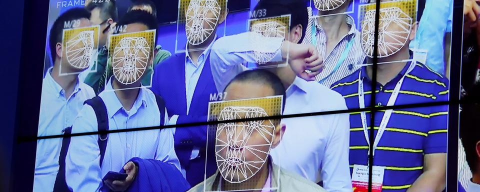 La Chine met sur pied le plus gigantesque réseau de caméras de surveillance, dont une partie contiennent des logiciels de reconnaissance faciale. [Reuters - Bobby Yip]