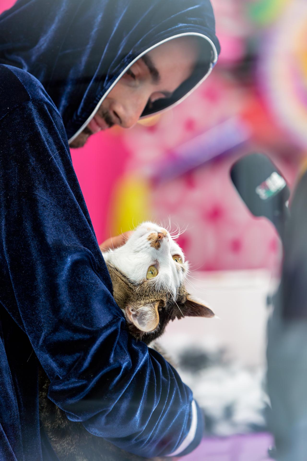 Gros câlin de Jonas avec Rodolf. [RTS - Alexandre Chatton]