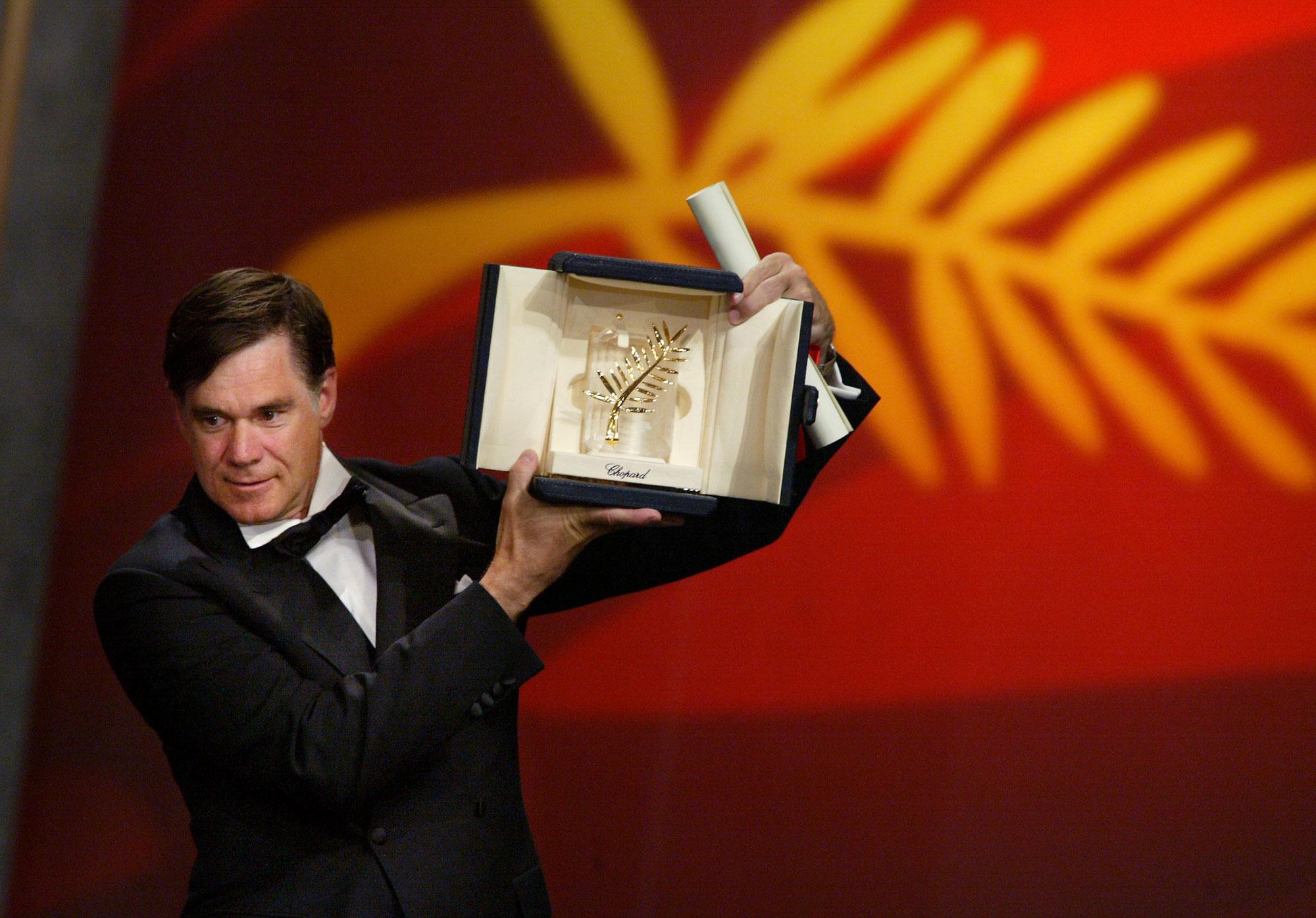 Gus Van Sant reçoit la Palme d'Or pour le film "Elephant" à Cannes en 2003. [AFP - François Guillot]