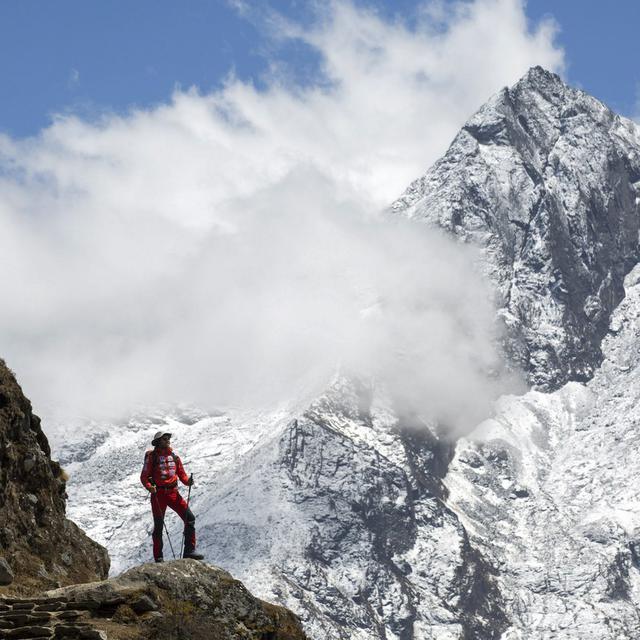 Un alpiniste hongrois sur le chemin du camp de base de l'Everest, au Népal. [keystone - Balazs Mohai]