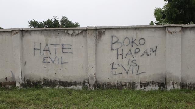 Des inscriptions sur des murs à Borno, au Nigeria, dénonçant l'organisation islamiste Boko Haram. [Reuters - Afolabi Sotunde]