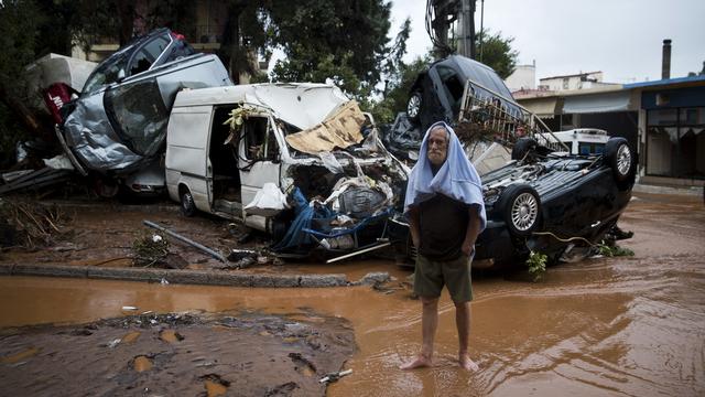 Les torrents de boue ont tout emporté dans la localité de Mandra, ce mercredi 15 novembre 2017. [AP Photo/Petros Giannakouris]