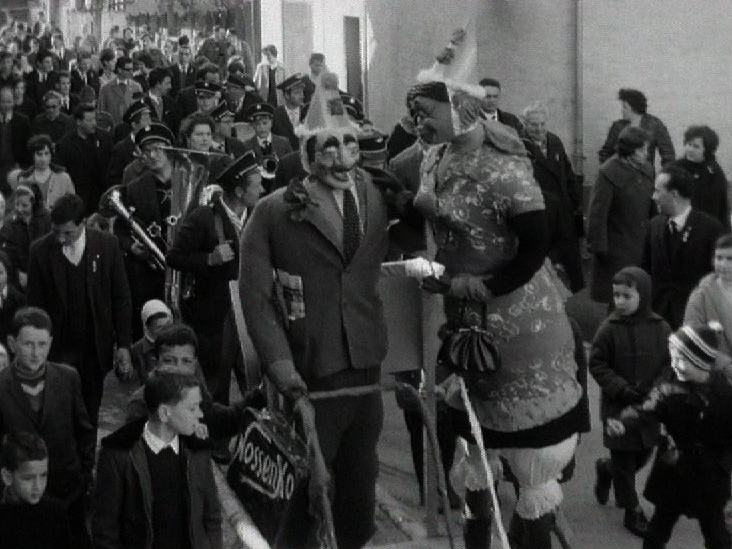 Le carnaval de Bovernier en 1964. [RTS]