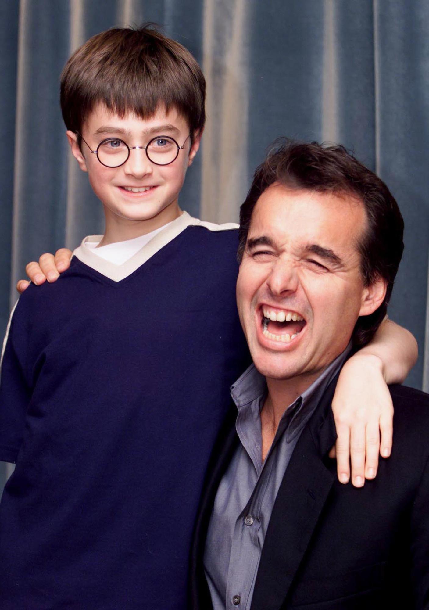 L'acteur Daniel Radcliffe qui joue Harry Potter et le réalisateur Chris Columbus en août 2000. [Reuters - Jonathans Evans]
