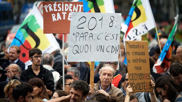 Des manifestants à Toulouse lundi lors d'un déplacement d'Emmanuel Macron dans le sud de la France. [AFP - Alain Pitton/NurPhoto]