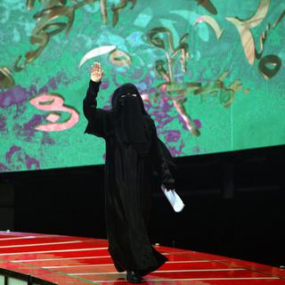 La journaliste et poétesse saoudienne Hissa Hilal sur le plateau de "Million's Poet". [Keystone - Ali Haider - EPA]