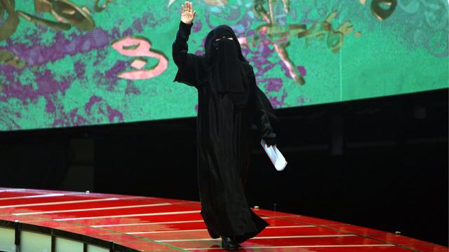 La journaliste et poétesse saoudienne Hissa Hilal sur le plateau de "Million's Poet". [Keystone - Ali Haider - EPA]