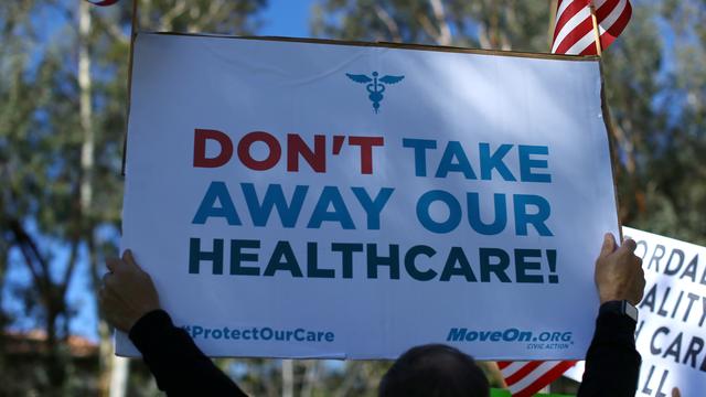 Des manifestants protestent contre l'abrogation du système de santé Obamacare voulue par le président Trump. [Mike Blake]