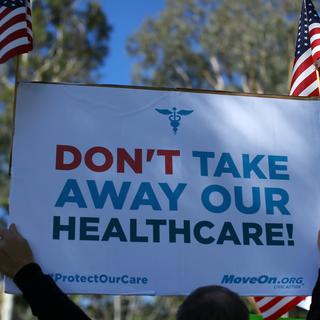 Des manifestants protestent contre l'abrogation du système de santé Obamacare voulue par le président Trump. [Mike Blake]
