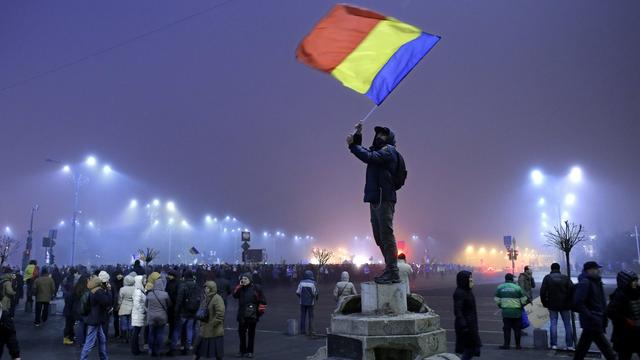 Des milliers de personnes se rassemblent depuis plusieurs jours pour protester devant le siège du gouvernement roumain à Bucarest. [EPA - Robert Ghement]