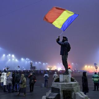 Des milliers de personnes se rassemblent depuis plusieurs jours pour protester devant le siège du gouvernement roumain à Bucarest. [EPA - Robert Ghement]