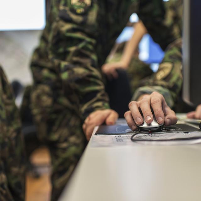 Face à la hausse des cyberattaques, l'armée doit mieux se protéger (image d'illustration). [Keystone - Christian Beutler]