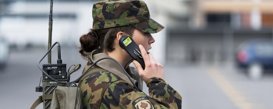 Une femme engagée dans l'armée suisse suit une formation pour les soldats de la Swisscoy à Stans (NW) en 2014. [Keystone - Christian Beutler]