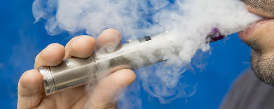 De nombreux fumeurs ont trouvé dans l'e-cigarette une alternative au tabac. [Keystone - Jean-Christophe Bott]