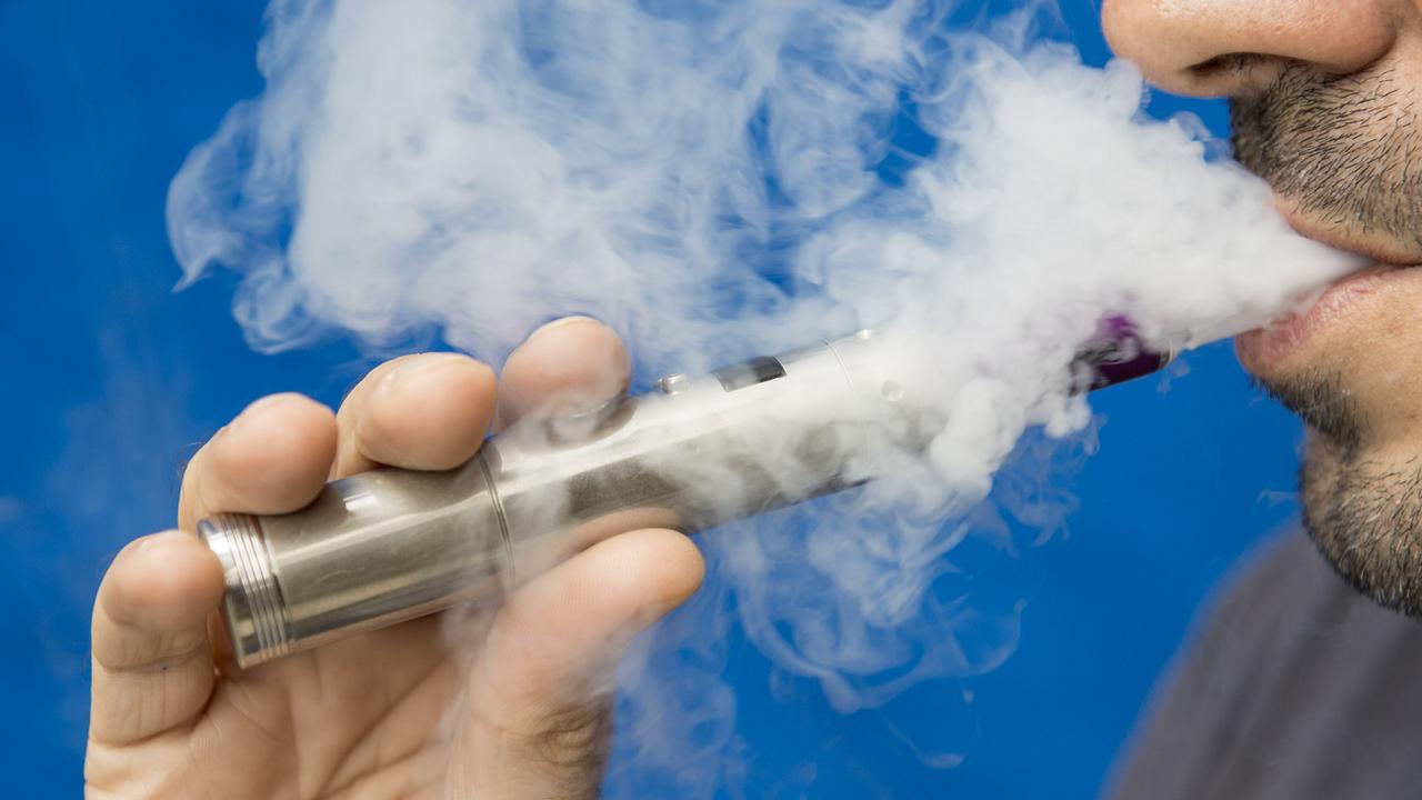 De nombreux fumeurs ont trouvé dans l'e-cigarette une alternative au tabac. [Keystone - Jean-Christophe Bott]