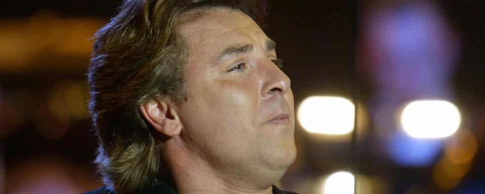 Le ténor Roberto Alagna se produit après avoir reçu la Victoire de l'artiste lyrique de l'année, le 11 février 2004 à Lille, lors de la cérémonie des 11e Victoires de la musique classique. [AFP - Denis Charlet]