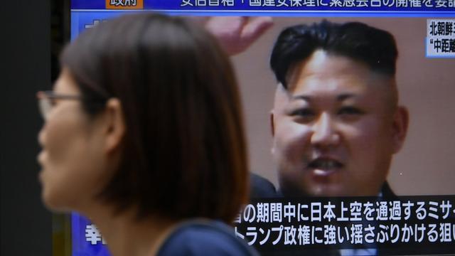 Le dirigeant nord-coréen Kim Jong-un visible sur les écrans de télévision mardi après le lancement d'un missile au-dessus du Japon. [Franck Robichon]