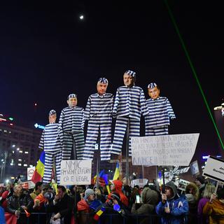 Les figures du partis au pouvoir parodiées à Bucarest, ce vendredi 3 février 2017. [AFP - DANIEL MIHAILESCU]