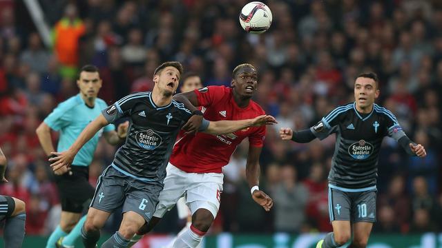 Paul Pogba (au centre) et les Mancuniens ont souffert pour se qualifier. [Keystone - Nigel Roddis]