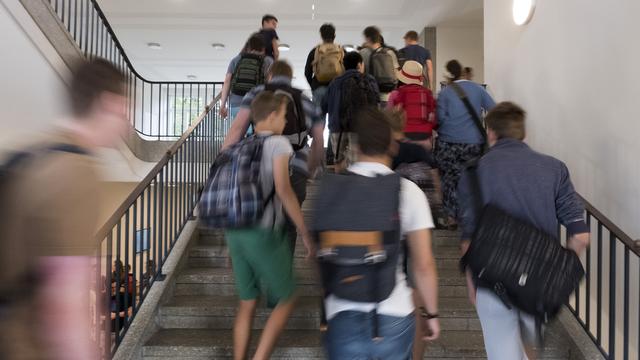 Entre notes de fin d'année ou examen d'entrée, les modalités d'accès au gymnase ou au lycée sont très différentes entre les cantons. [Keystone - Georgios Kefalas]