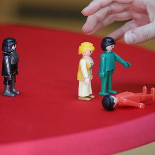 Des figurines Playmobil aux couleurs des différents partis allemands sont mises en scène par une équipe de télévision allemande. [EPA/Keystone - Ronald Wittek]