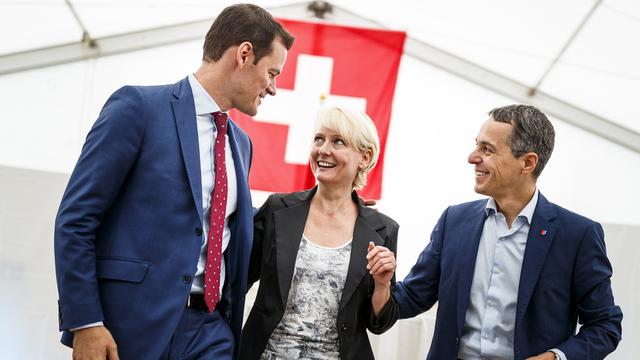 Pierre Maudet, Isabelle Moret et Ignazio Cassis au terme de la discussion du PLR qui a décidé de présenter un ticket à trois pour la course au Conseil fédéral. [Keystone - Valentin Flauraud]