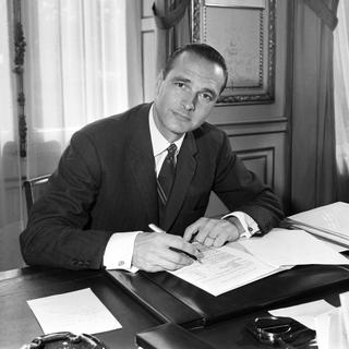 Le futur président dans son bureau en 1967, alors qu'il a été nommé secrétaire d'Etat aux Affaires sociales. [afp - Jean Claude Mallinjod / Ina]