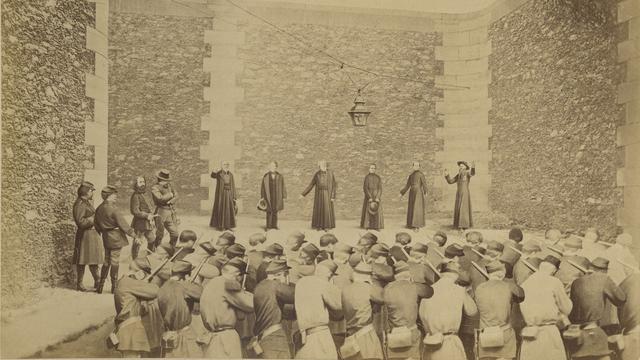 Ernest Eugène Appert, photomontage de l'exécution d'otages ecclésiastiques par des communards, prison de la Roquette, le 24 mai 1871. [DR]