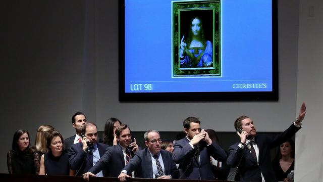 "Salvator Mundi" a trouvé acquéreur mercredi lors d'une vente aux enchères organisées par Christie's à New York. L'oeuvre signée de Vinci a battu tous les records. [Keystone - PETER FOLEY]