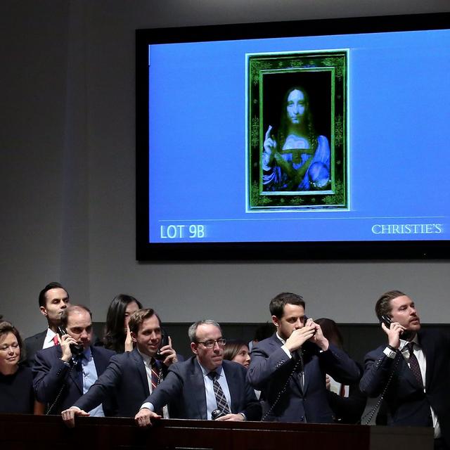 "Salvator Mundi" a trouvé acquéreur mercredi lors d'une vente aux enchères organisées par Christie's à New York. L'oeuvre signée de Vinci a battu tous les records. [Keystone - PETER FOLEY]