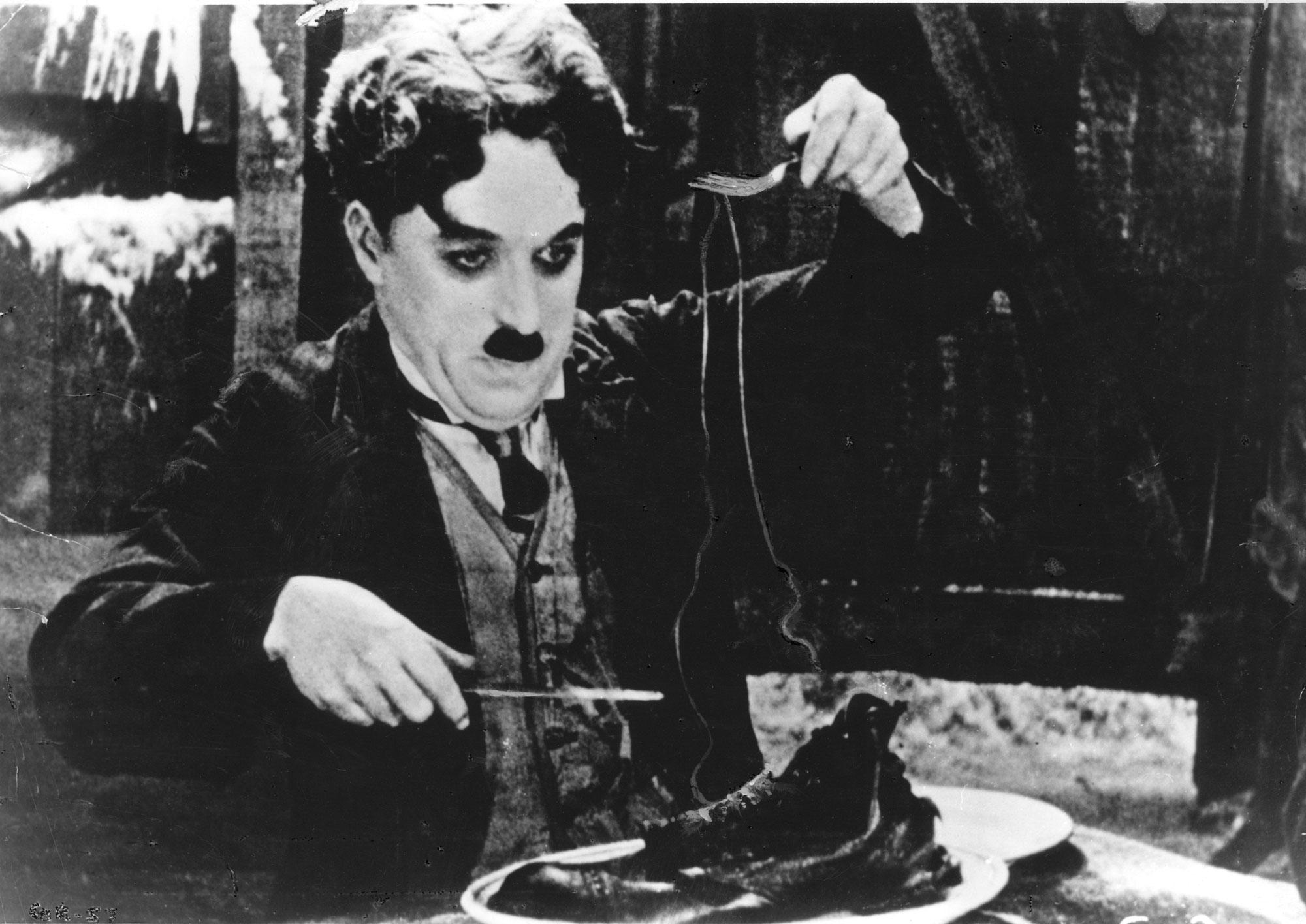 Dans "La Ruée vers l'or" (1925), les semelles des chaussures étaient en réglisse. Comme Chaplin multipliait les prises, il connut des problèmes intestinaux. [Archives du 7eme Art / Photo12/AFP]