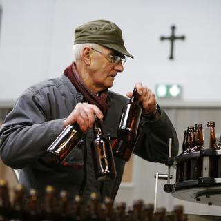 Des moines de Normandie ressuscitent la bière d’abbaye française. [AFP - Charly Triballeau]