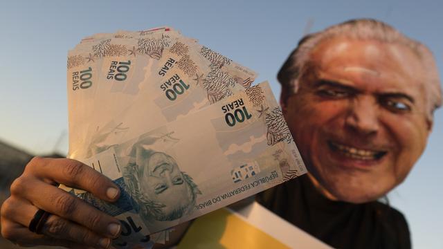 Des manifestants se sont pressés devant le Congrès brésilien mercredi pour protester contre la corruption présumée de leur président Michel Temer. [Keystone - JOEDSON ALVES]