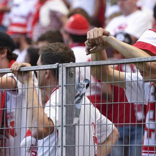 Des fans du FC Sion décus de l'issue de la finale contre Bâle. [Keystone - Laurent Gillieron]