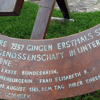 Une sculpture commémore cet événement dans le village d'Unterbäch (VS). [Keystone - Olivier Maire]
