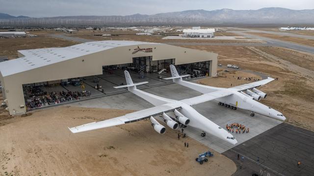 Un avion tirant des fusées est sorti de son hangar aux Etats-Unis [AFP - April Keller]