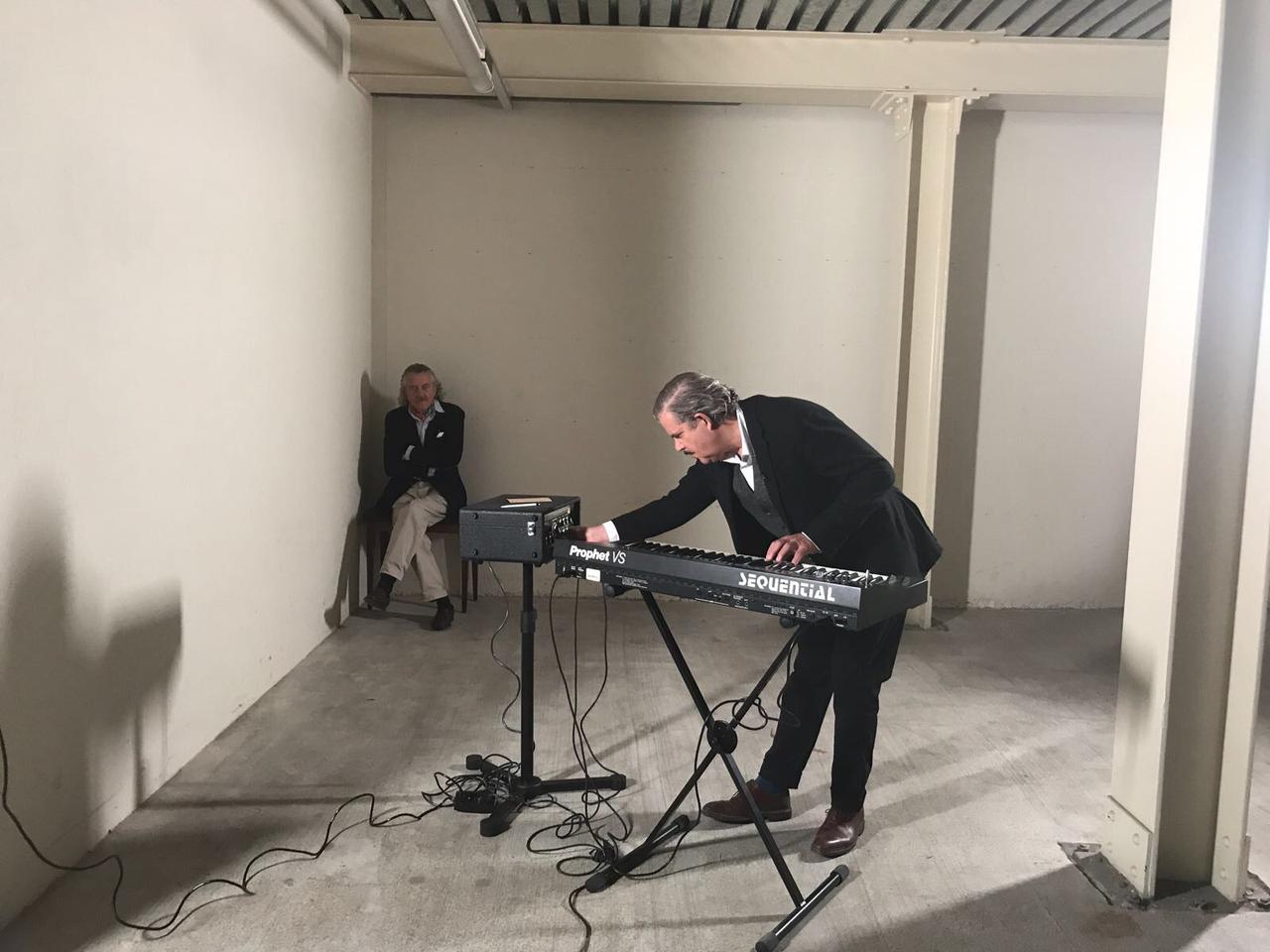 Boris Blank et Dieter Meier, le tandem composant Yello, au Schweizer Museum für Elektronische Musikinstrumente (SMEM) de Fribourg, en juin 2017. [RTS - Arnaud Robert]