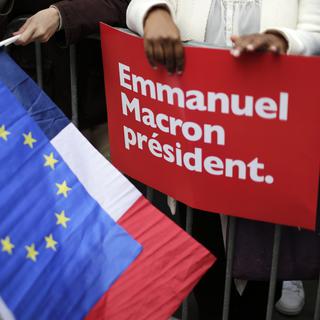 Des supportes d'Emmanuel Macron à Paris. [keystone - AP Photo/Emilio Morenatti]