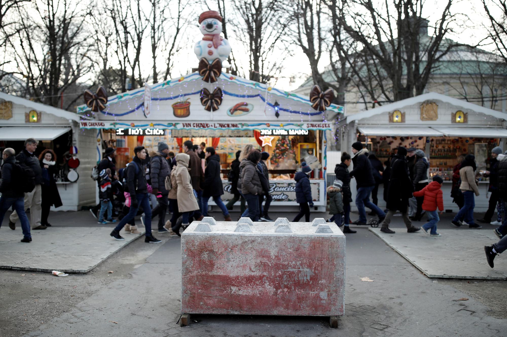 Bloc de béton installé au dernier marché de Noël des Champs-Elysées. [Reuters - Benoit Tessier]