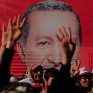 Le référendum sur lequel les Turcs votent aujourd'hui a profondément divisé le pays. Les sondages donnent le "oui" légèrement en tête. [REUTERS/Huseyin Aldemir]