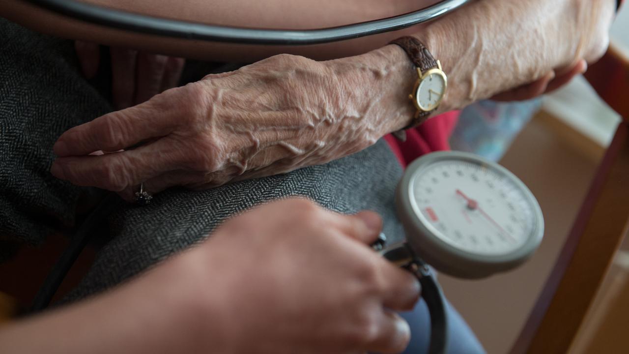 Une personne de plus de 96 ans coûte en moyenne plus de 100'000 francs par an au système de santé suisse. [Keystone - Marijan Murat]