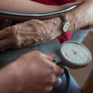 Une personne de plus de 96 ans coûte en moyenne plus de 100'000 francs par an au système de santé suisse. [Keystone - Marijan Murat]
