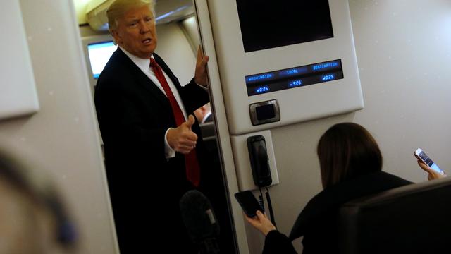 Le président Trump répond aux questions des journalistes à bord de son avion Air Force One, le 16 mars 2017. [Jonathan Ernst]